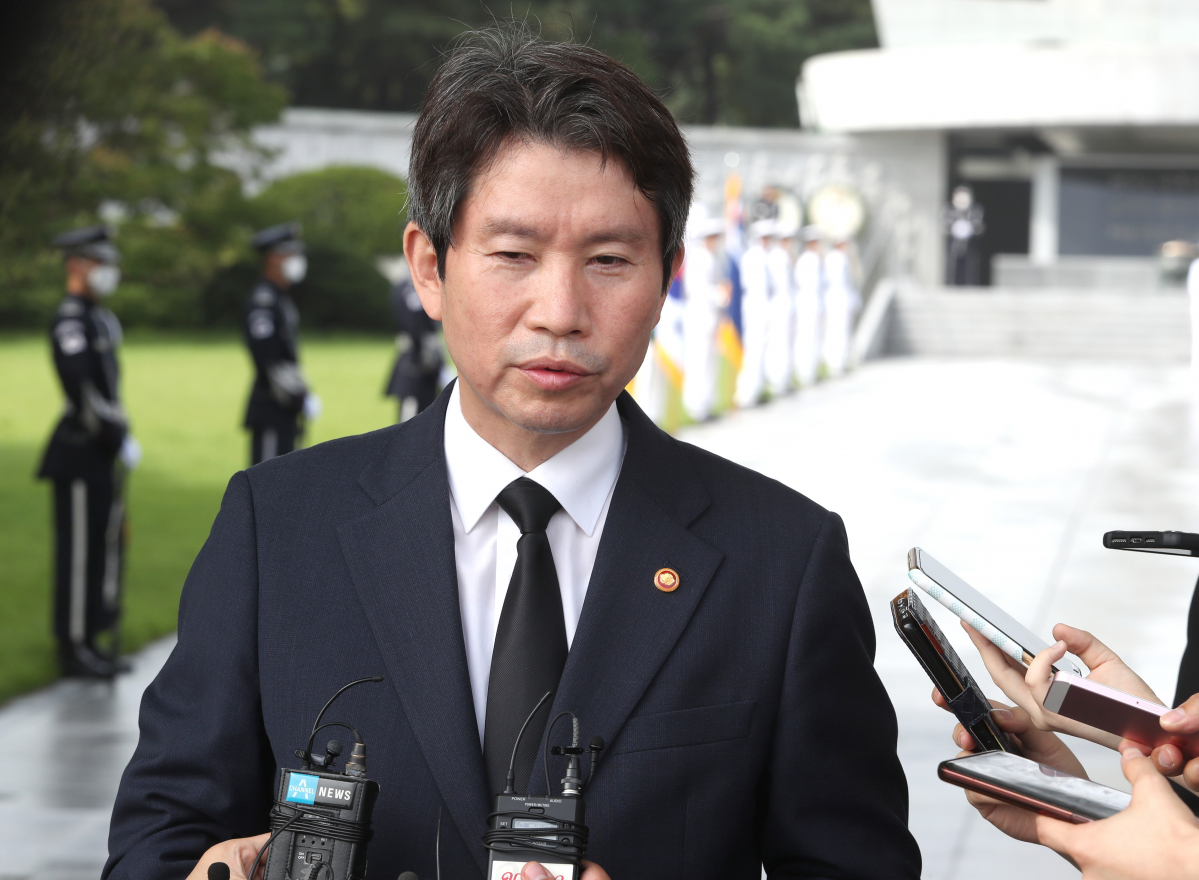 ▲이인영 통일부 장관이 30일 오전 서울 동작구 국립서울현충원 현충탑을 찾아 분향한 후 취재진의 질문에 답변하고 있다.  (연합뉴스)