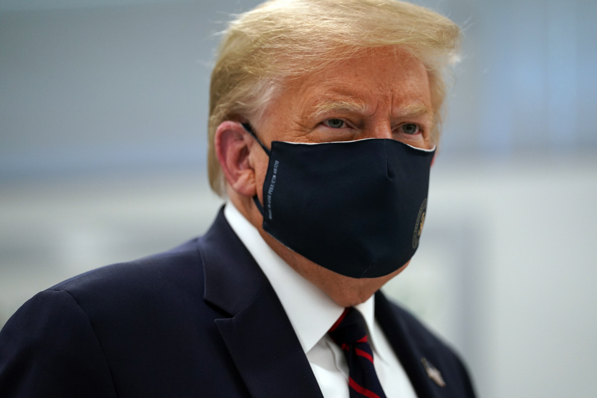 ▲도널드 트럼프 미국 대통령이 27일(현지시간) 노스캐롤라이나주 모리스빌에 위치한 후지필름 다이오신스 바이오테크놀로지스의 바이오프로레스 이노베이션 센터를 방문, 마스크를 쓰고 백신 생산시설 둘러보고 있다. 모리스빌/AP연합뉴스