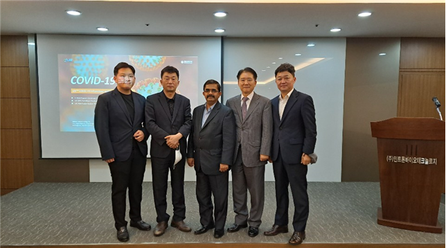 ▲석호길 한국 마스크산업협회 회장(왼쪽에서 두 번째)이 지난 29일 인도 에스티마 파마와 브라질 그룹 TRD와 삼자간 업무협약을 맺고 기념 촬영을 하고 있다. (사진제공=한국마스크산업협회)