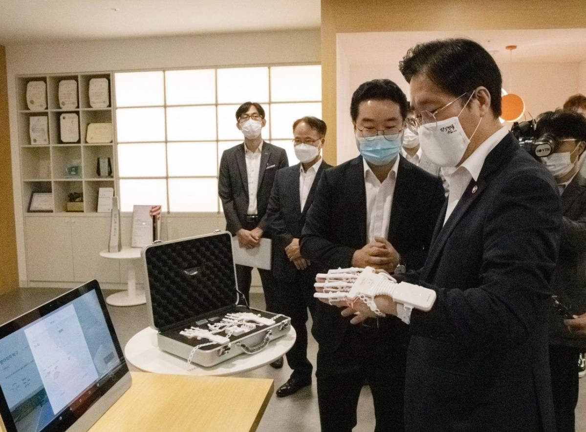 ▲성윤모 산업통상자원부 장관이 네오펙트 '스마트글러브'를 직접 체험 중인 모습 (제공=네오펙트)