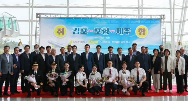 ▲31일 포항공항 1층에서 열린 진에어 김포~포항, 포항~제주 노선 첫 운항을 알리는 취항식에서 최정호 진에어 대표, 이강덕 포항시장 등 지역 기관장들이 기념사진을 촬영하고 있다. (사진제공=진에어)