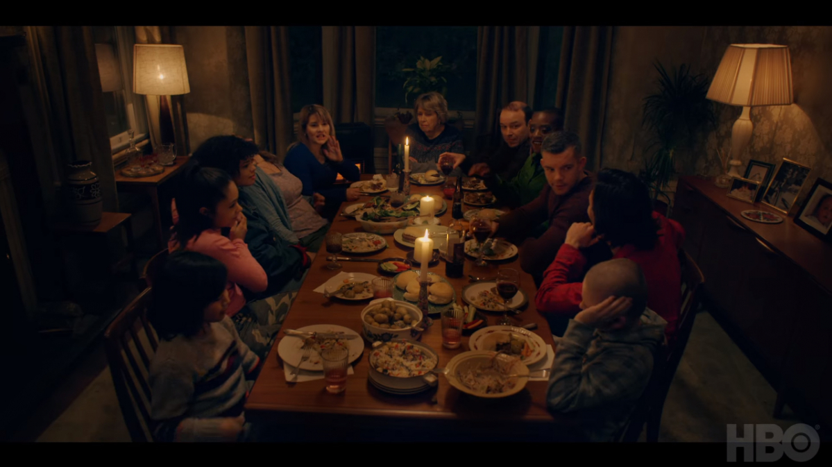 ▲'이어즈&이어즈'는 급변하는 디스토피아 미래 속에서 라이언 가족의 삶이 어떻게 변하는지 주목한다. 사진 속 장면은 라이언 가의 평화로운 저녁 식사 와중이다. (출처=HBO 유튜브 캡처)