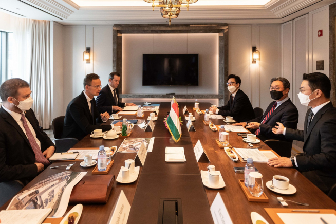 ▲27일 서울 롯데호텔에서 열린 전지박 투자 간담회에 참석한 이윤석(우측 가운데) 두산솔루스 대표, 서정호(우측 앞) 운영총괄 전무(COO), 곽근만(우측 뒤) 재무담당 상무(CFO), 뻬이따르 시야르또(좌측 가운데) 외교통상부 장관, 로베르트 이쉬크(좌측 뒤) 투자청장, 짜보 마르튼(좌측 앞) 부청장이 두산솔루스의 헝가리 전지박 공장 투자 계획에 대해 논의하고 있다. (사진제공=두산솔루스)