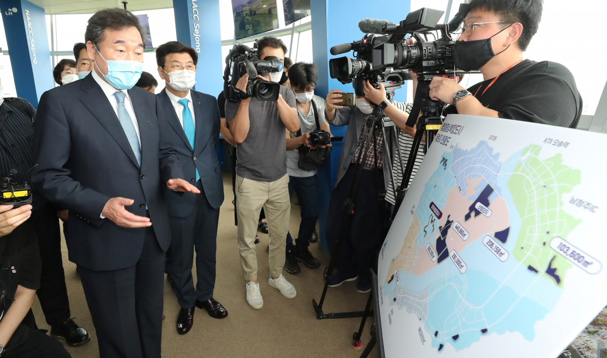▲더불어민주당 당 대표 후보인 이낙연 의원(왼쪽)이 31일 오전 세종시 밀마루 전망대를 방문해 '행정중심 복합도시 유보지 현황도'에 대한 브리핑을 받고 있다. (연합뉴스)