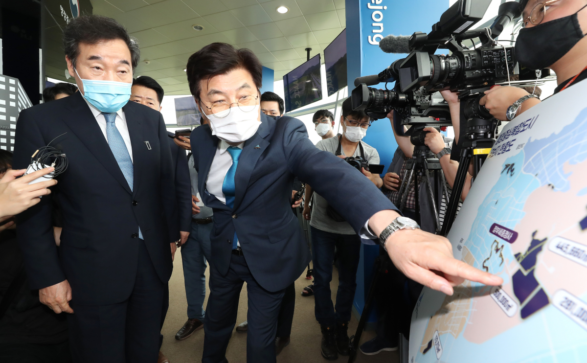 ▲이낙연 의원이 31일 세종시를 찾아 국회 부지로 예상되는 곳이 어딘지 설명을 듣고 있다. (연합뉴스)