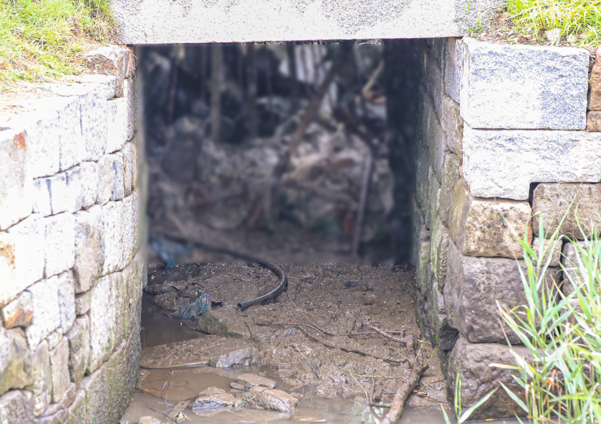 ▲27일 촬영한 이 사진은 김씨가 빠져나갔을 것으로 추정되는 인천시 강화군 강화읍 연곳리 연미정 인근 배수로 모습이다. (연합뉴스)