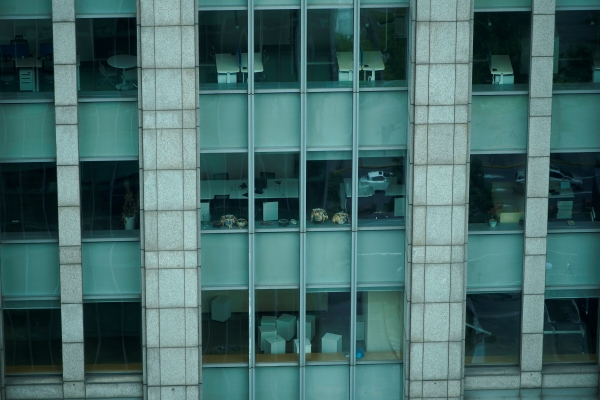 ▲4일(현지시간) 상하이 푸둥에 있는 루자쭈이 금융지구의 빈 사무실에서 시든 식물이 보인다. 상하이/로이터연합뉴스
