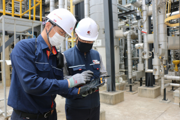 ▲SK인천석유화학 직원들이 모바일 기반 전자 작업허가 시스템(e-Permit)을 사용하고 있다. (사진제공=SK인천석유화학)