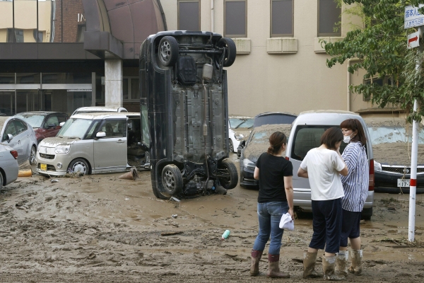 ▲일본 구마모토현 히토요시시(市)에서 5일(현지시간) 한 차량이 홍수로 진흙탕이 된 대로에 수직으로 세워져 있다. 히토요시/AP연합뉴스
