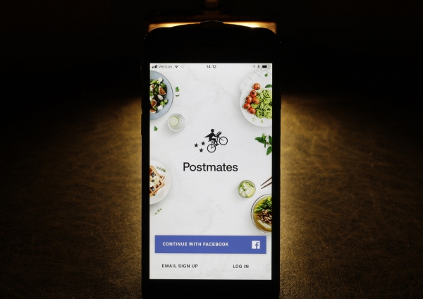 ▲애플 아이폰에 미국 4위 음식배달업체 포스트메이츠 앱이 떠 있다. 우버는 5일(현지시간) 포스트메이츠를 약 26억5000만 달러에 인수하기로 합의했다. AP뉴시스
