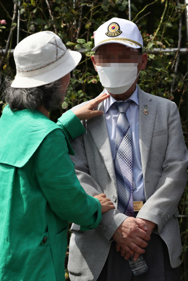 ▲한국전쟁 당시 북한군에 포로로 잡혀 강제 노역을 했던 한모씨와 사단법인 물망초 등 소송대리인 및 관계자들이 7일 오후 북한과 김정은 국무위원장을 상대로 낸 손해배상 소송에서 승소한 뒤 기뻐하고 있다. (연합뉴스)