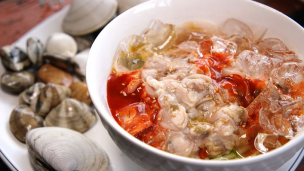 ▲'한국인의 밥상' 민들조개(째복)물회(사진제공=KBS 1TV)