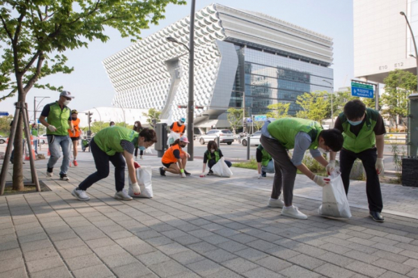 ▲코오롱 임직원들이 8일 '쓰담달리기(Plogging)' 봉사활동을 하고 있다. (사진제공=코오롱)
