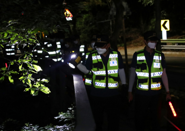 ▲박원순 서울시장이 실종됐다는 신고가 경찰에 들어온 9일 밤 북악산 일대에서 경찰이 2차 야간 수색을 하고 있다. 2020.7.9 (연합뉴스)