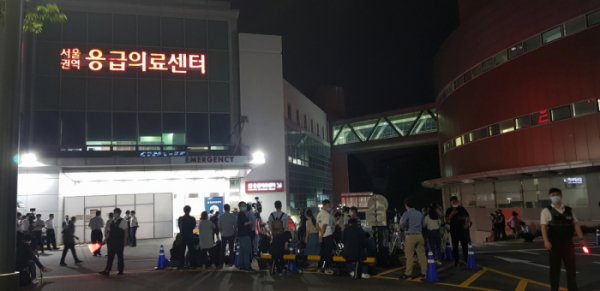 ▲10일 박원순 시장의 빈소가 마련된 서울대병원 앞에 취재진 등이 몰려있다.  (김진희 기자 jh6945@)