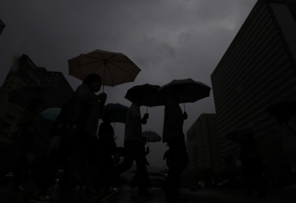 ▲30일 오전 시민들이 우산을 쓰고 광화문네거리를 지나고 있다.  (연합뉴스)