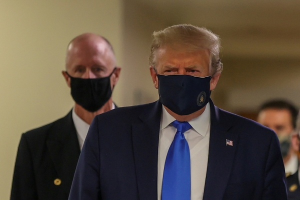 ▲도널드 트럼프(가운데) 미국 대통령이 11일(현지시간) 마스크를 착용한 채 메릴랜드주 베데스다에 위치한 윌터 리드 국립 군 의료센터를 방문하고 있다. 베데스다/로이터연합뉴스
