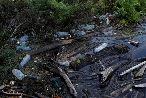 ▲2019년 10월 1일(현지시간) 헝가리 티서퓌레드 인근 티서 강에서 플라스틱 쓰레기가 발견되고 있다. 티서퓌레드/로이터연합뉴스
