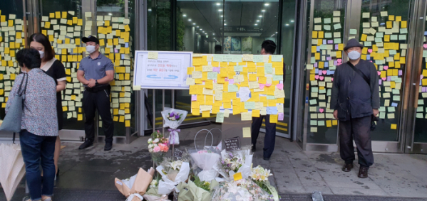 ▲13일 오전 7시 30분 서울시청 정문 앞에 추모 메시지를 적은 포스트잇과 꽃다발이 있다. (설경진 기자)
