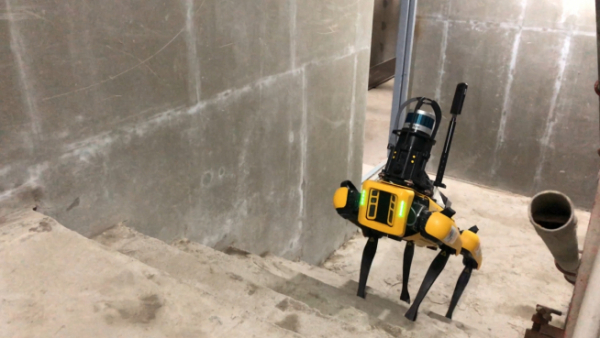▲GS건설이 큐픽스와 협력해 국내최초로 건설현장에 도입한 4족 보행 로봇 스팟(SPOT). (GS건설)
