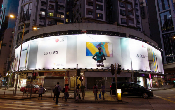 ▲LG전자가 홍콩 최대 번화가 ‘코즈웨이베이(Causeway Bay)’에 가로 66m, 세로 8.6m 크기의 LG 올레드(OLED·유기발광다이오드) TV 대형 옥외광고를 설치했다. (사진제공=LG전자)