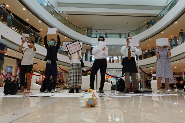 ▲ 홍콩 민주화를 요구하는 시위대가 시내 한 쇼핑몰에서 점심시간을 이용해 ‘홍콩 국가보안법’(홍콩보안법)을 반대하는 시위를 벌이고 있다. 홍콩/로이터연합뉴스
