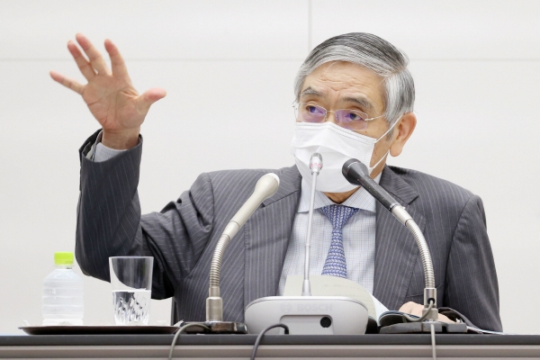 ▲구로다 하루히코 일본은행(BOJ) 총재가 6월 16일(현지시간) 도쿄에서 마스크를 쓴 채로 기자회견을 하고 있다. 도쿄/AP뉴시스 
