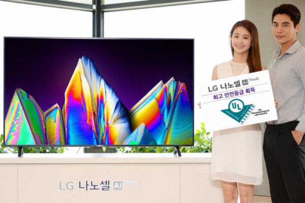 ▲모델이 글로벌 안전과학회사 'UL'로부터 '광생물학적 LED 안전성' 검증을 받은 'LG 나노셀 TV'를 소개하고 있다. (사진제공=LG전자)