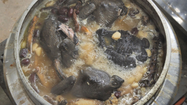 ▲'한국인의 밥상' 말굽버섯오골계백숙(사진제공=KBS 1TV)