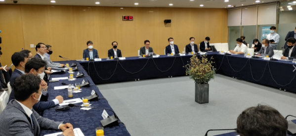 ▲박선호(단상 중앙) 국토부 1차관이 15일 오후 서울시청에서 주택공급 실무기획단 첫 회의를 주재하고 있다.
