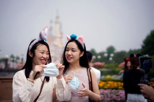 ▲중국 상하이 디즈니랜드에서 관광객들이 잠시 마스크를 벗고 사진을 찍고 있다. 상하이/로이터연합뉴스

