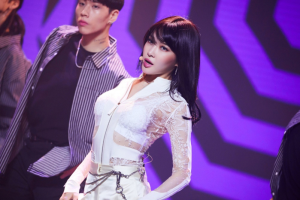 ▲청하, 온라인 팬미팅(사진=MNH엔터테인먼트 제공)