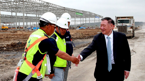 ▲정몽구 회장이 2015년 3월 26일 기아차 멕시코 공장 건설 현장을 방문해 관계자를 격려하고 있다.  (사진제공=기아)