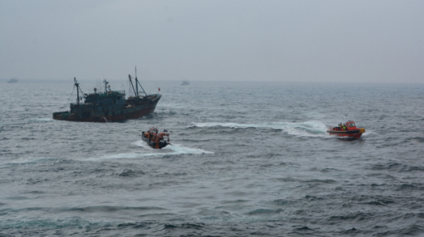 ▲해양수산부 어업지도선 고속단정이 중국 어선에 근접해 지도하는 모습. (사진제공=해양수산부)