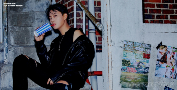 ▲윤두준(사진제공=어라운드어스)