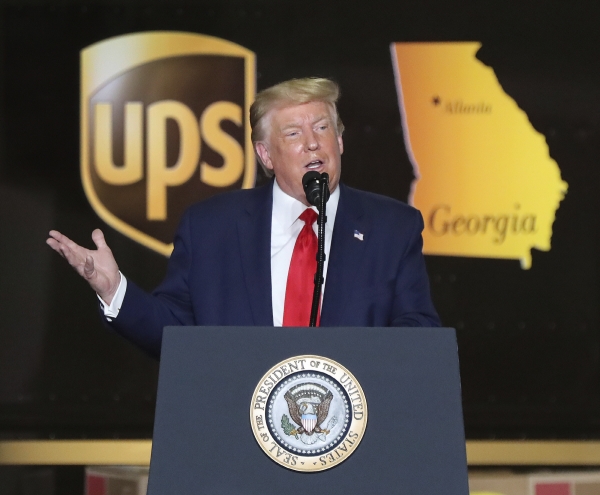 ▲도널드 트럼프 미국 대통령이 15일(현지시간) 조지아 주 애틀랜타의 UPS 물류시설에서 사회기반시설 건설과 관련해 발언하고 있다. 워싱턴/AP연합뉴스 
