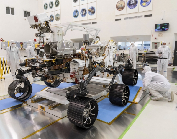▲미국 항공우주국(NASA) 엔지니어들이 지난해 12월 17일(현지시간) 캘리포니아주 패서디나에 있는 제트추진연구소에서 올해 7월 30일 발사 예정인 화성 탐사 로보 주행시험을 하고 있다. 패서디나/AP뉴시스 
