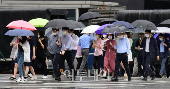 ▲전국이 흐리고 비가 오는 가운데 23일 서울 중구 을지로에 우산을 쓴 시민들이 발걸음을 재촉하고 있다. (고이란 기자 photoeran@)