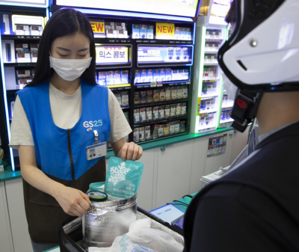 ▲GS25 직원이아이스크림 배달 서비스상품을 보냉팩과 아이스팩으로 포장하고 있다. (사진제공=GS리테일)