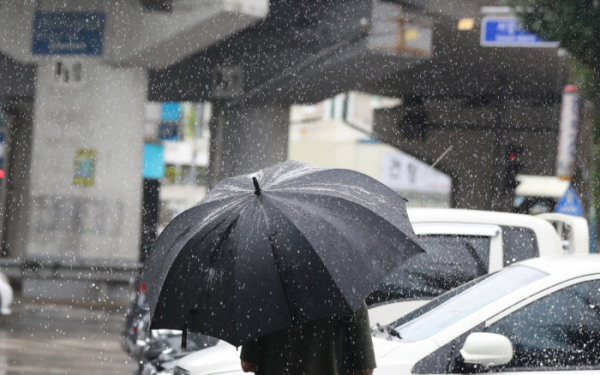 ▲23일 오전 광주 북구 운암 2동 고가도로 밑을 지나는 시민의 우산 위로 빗물이 떨어지고 있다. (연합뉴스)