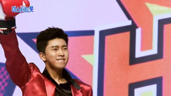 ▲임영웅 '두 주먹'(사진=TV조선 '미스터트롯' 방송화면 캡처)