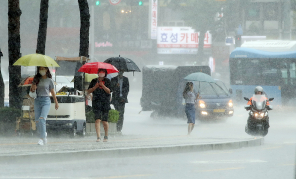 ▲장맛비가 쏟아진 29일 서울 중구 숭례문 인근에서 우산을 쓴 시민들이 발걸음을 재촉하고 있다.  (연합뉴스)