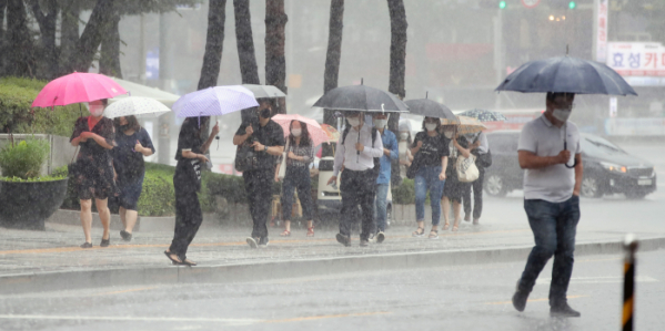 ▲서울 중구 숭례문 인근에서 우산을 쓴 시민들이 발걸음을 재촉하고 있다.  (연합뉴스)