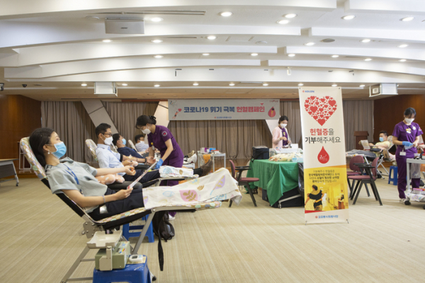 ▲29일 경기 과천 코오롱타워에서 임직원들이 헌혈하고 있다. (사진제공=코오롱그룹)