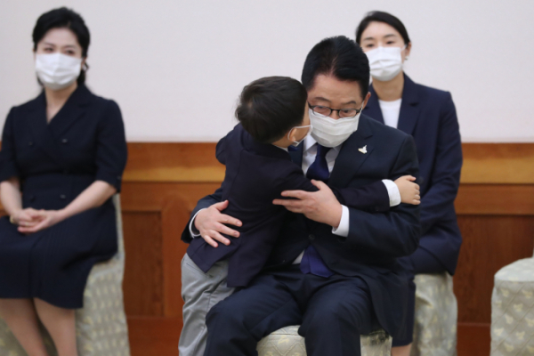 ▲박지원 신임 국가정보원장이 29일 청와대에서 열린 임명장 수여식에 참석한 손자를 안아주고 있다.  (연합뉴스)