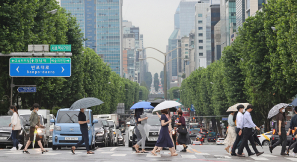 ▲29일 오후 서울 서초구 서초역 인근에서 시민들이 우산을 쓰고 걸어가고 있다. (연합뉴스)