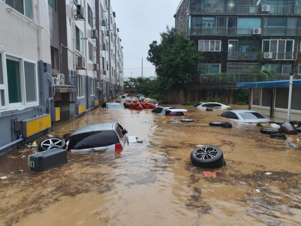 ▲30일 내린 폭우로 대전 서구 정림동 한 아파트 주차장이 물에 잠겼다. 주차 차량이 모두 침수됐다. (연합뉴스)