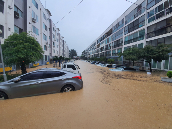 ▲30일 내린 폭우로 대전 서구 정림동 한 아파트 주차장이 물에 잠겼다. 주차 차량이 모두 침수됐다. (연합뉴스)