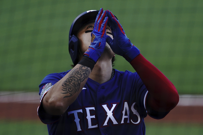 ▲1회 선두타자 초구 홈런을 터트린 춘신수가 세리모니를 하고 있다(사진=AP.연합뉴스)