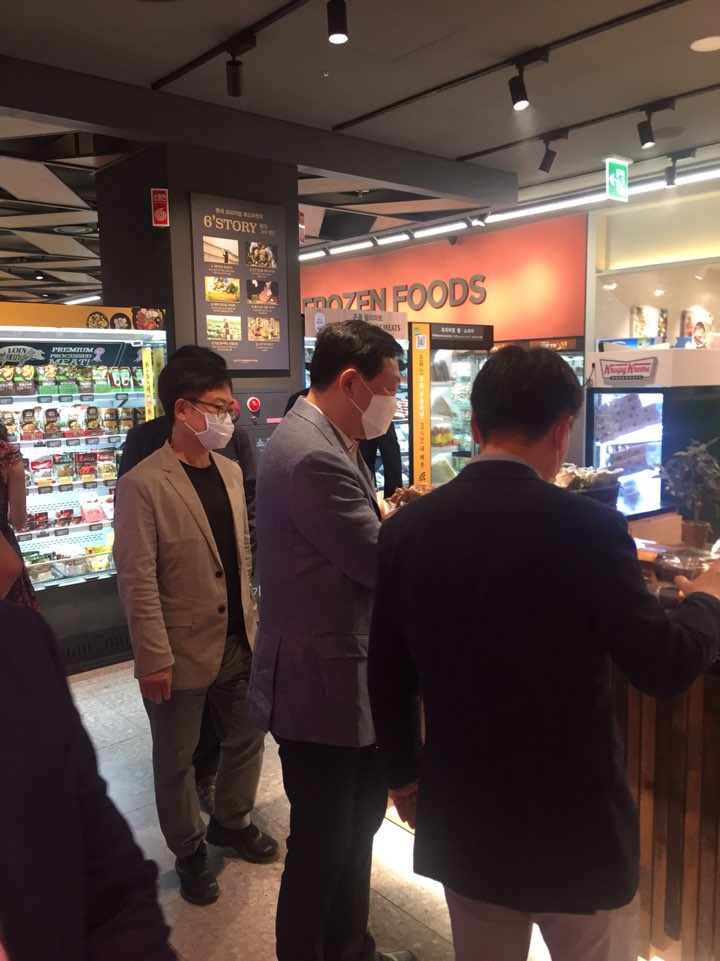 ▲신동빈 롯데그룹 회장이 1일 오후 6께 롯데슈퍼 프리미엄 공덕점을 들러 매장을 둘러보고 있다. (남주현 기자 jooh@)